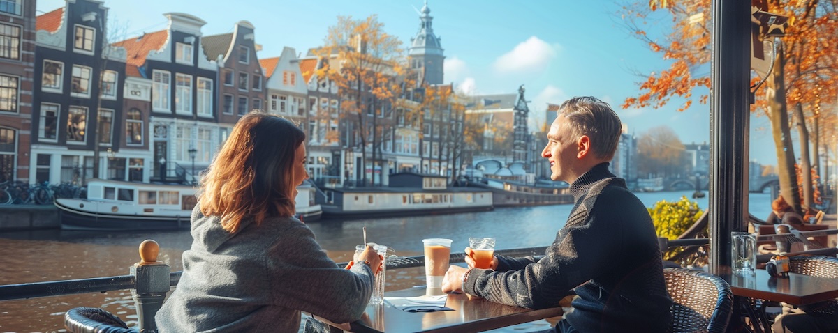 Reisende bestellt auf Niederländisch in einem Amsterdamer Café